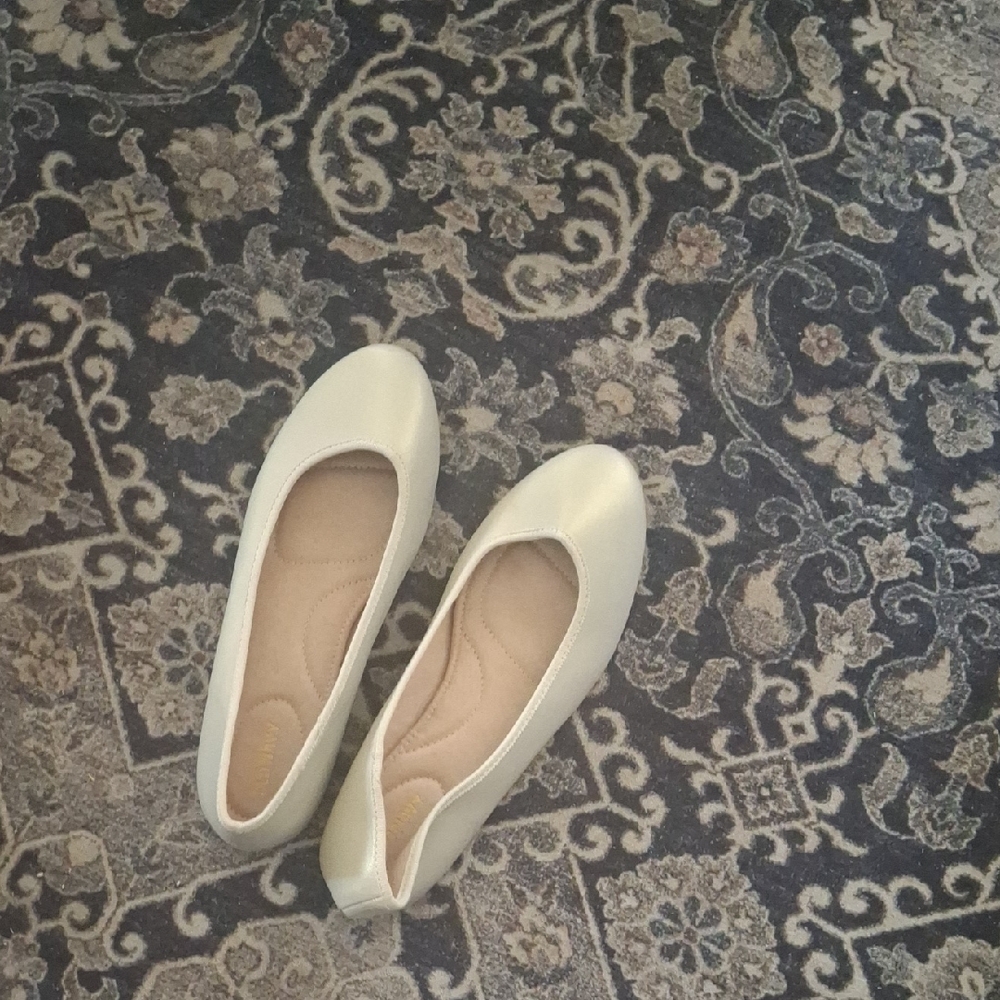Old Navy Women's Ivory Slip-On Ballet Flats